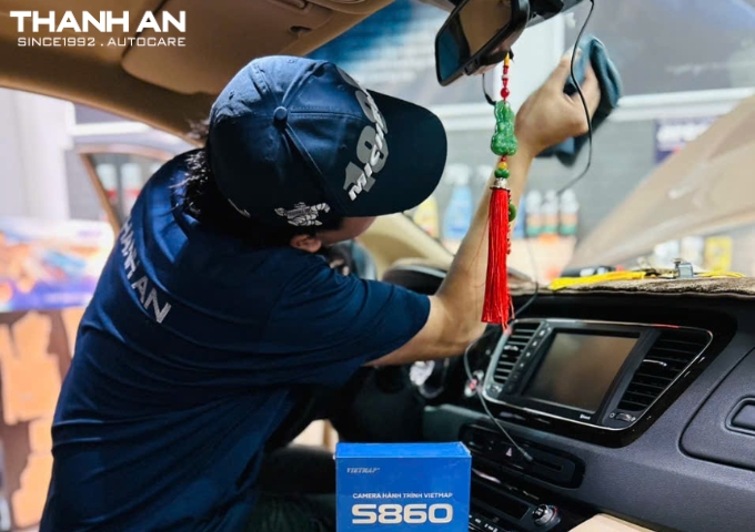 Vietmap S860 lắp đặt chuyên nghiệp tại garage ô tô